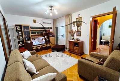 Apartament cu 3 camere semidecomandat în Obor