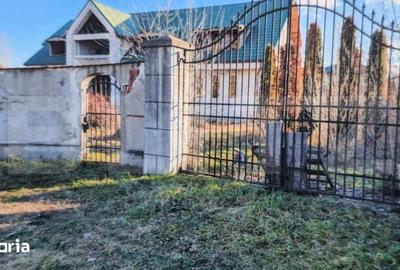 Casă cu Teren 2350 Mp în Central - 1