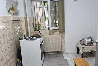 Apartament cu 3 camere decomandat în Mihai Bravu