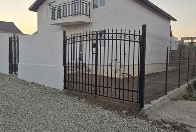Casă cu 4 camere în Lumina