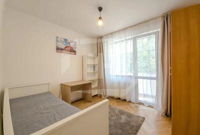 Apartament cu 3 camere semidecomandat, mobilat în Central