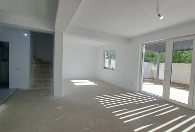 Casă cu 6 camere cu Canalizare în Andronache - 1