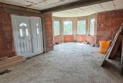 Casă cu 5 camere cu Teren 4000 Mp în Teaca