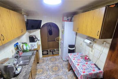 Apartament cu 3 camere semidecomandat, mobilat în Micro 16 - 16