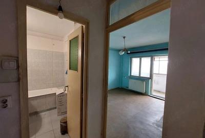 Apartament cu 3 camere decomandat în Rovine