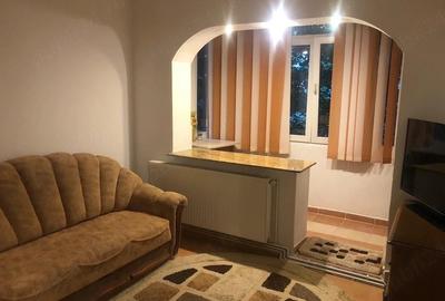Apartament cu 3 camere semidecomandat în Craiovei