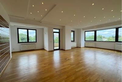 Apartament cu 4 camere semidecomandat în Kiseleff