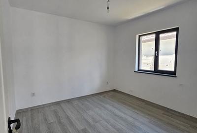 Casă cu 3 camere cu Teren 322 Mp în Ișalnița