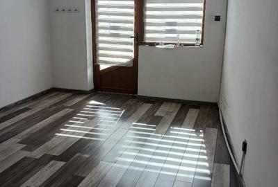 Spațiu comercial, de 40 mp, în Central - 8