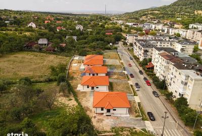 Casă cu 4 camere cu Teren 550 Mp în Central