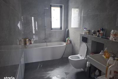 Casă cu 3 camere cu Canalizare în Central