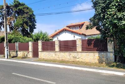 Casă cu 4 camere decomandat în Central