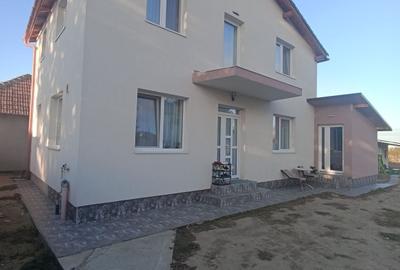 Casă cu 4 camere în Tărian
