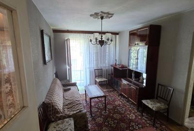 Apartament cu 3 camere nedecomandat în Sârbi