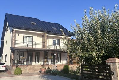 Casă cu 8 camere cu Teren 5000 Mp în Uriu