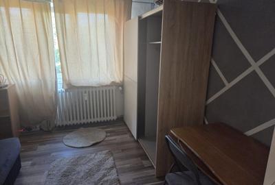 Garsonieră decomandată în 1 Mai