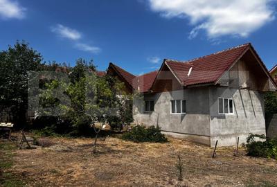 Casă cu 4 camere cu Teren 470 Mp în Brestei