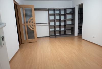 Apartament cu 3 camere semidecomandat în Micro 17 - 1