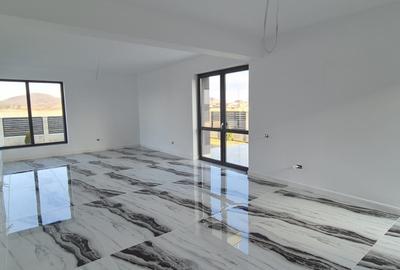 Casă individuală cu 4 camere cu Canalizare în Sânpetru