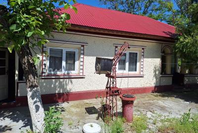 Casă cu 2 camere cu Teren 1734 Mp în Central