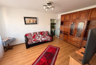 Apartament cu 3 camere semidecomandat, mobilat în Micro 11