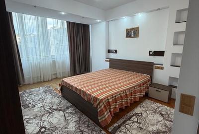 Apartament cu 3 camere decomandat în Tudor