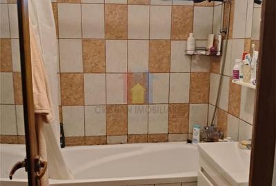 Apartament cu 3 camere semidecomandat în Calea Galați