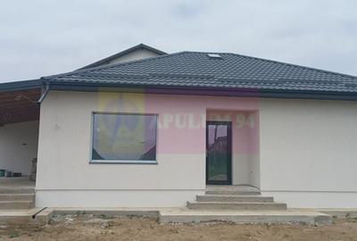 Casă individuală cu 3 camere cu Canalizare în Săbăreni - 1