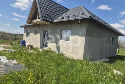 Casă cu 3 camere cu Teren 500 Mp în Albota