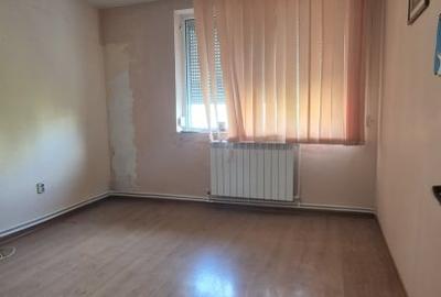 Apartament cu 3 camere semidecomandat, mobilat în Far - 5