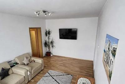 Apartament cu 3 camere semidecomandat în Iancului