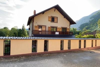 Casă cu 5 camere cu Teren 1200 Mp în Costești - 1