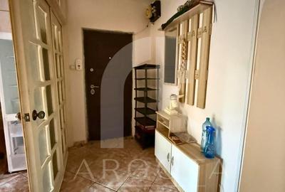 Apartament cu 3 camere decomandat în 1 Decembrie