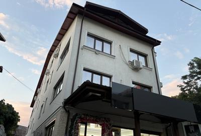 Apartament cu 3 camere semidecomandat în Jiului