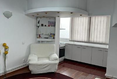 Apartament cu 3 camere în Tei