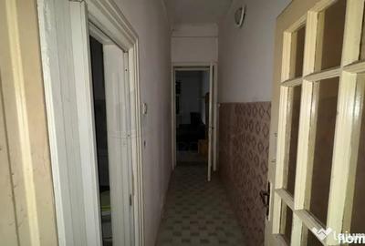 Casă cu 11 camere cu Teren 341 Mp în Dudești