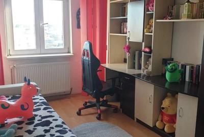 Apartament cu 3 camere decomandat, mobilat în Județean