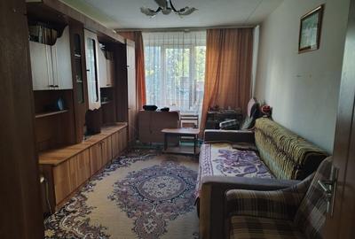Apartament cu 3 camere semidecomandat în Ghencea