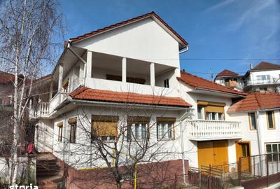 Casă cu 9 camere cu Teren 529 Mp în Central