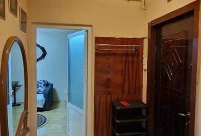 Apartament cu 2 camere decomandat în CET - 3