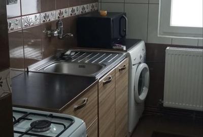 Apartament cu 2 camere semidecomandat în Podu Roș