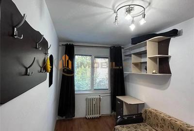 Apartament cu 3 camere semidecomandat în Podu Roș