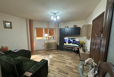 Apartament cu 2 camere semidecomandat, mobilat în 1 Mai