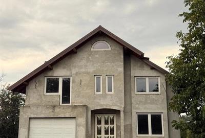 Casă individuală cu 5 camere cu Teren 2350 Mp în Stroiești