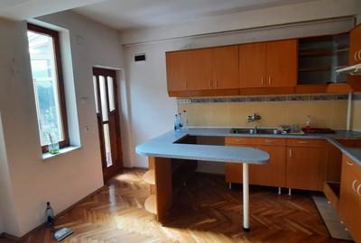 Casă cu 4 camere cu Canalizare în Central - 11
