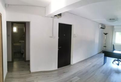 Spațiu comercial, de 90 mp, în Central - 3