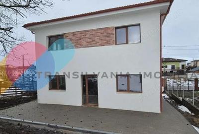 Casă cu 4 camere cu Teren 700 Mp în Dezmir