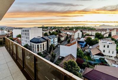 Penthouse 3 camere de vânzare +2 parcări incluse-VIEW- zona Centrala