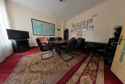Apartament cu 6 camere decomandat în Muncii