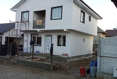 Casă cu 4 camere în Lumina
